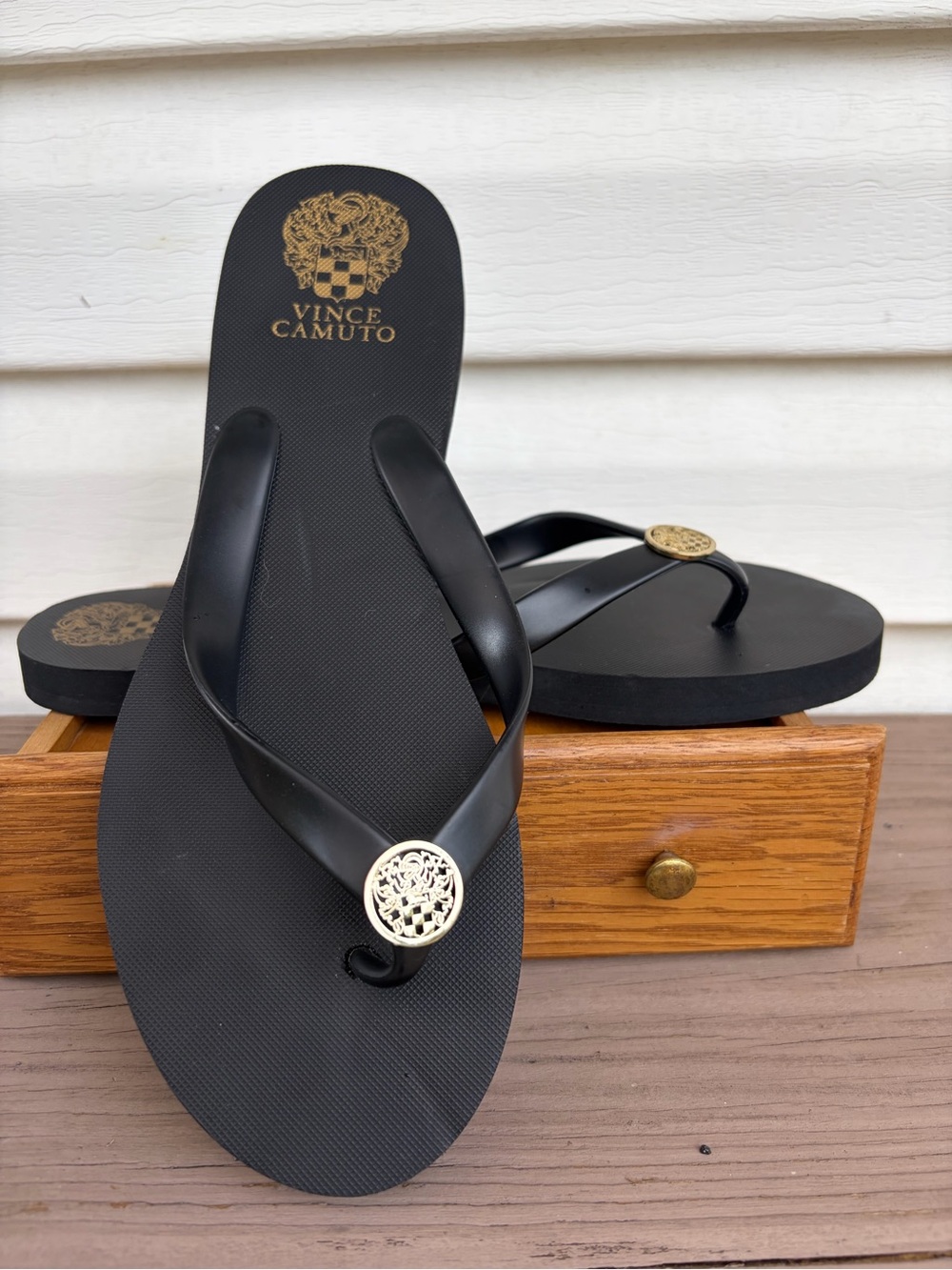 Vince Camuto Black Gold Medallion Thong Sandals Approx Women’s 7